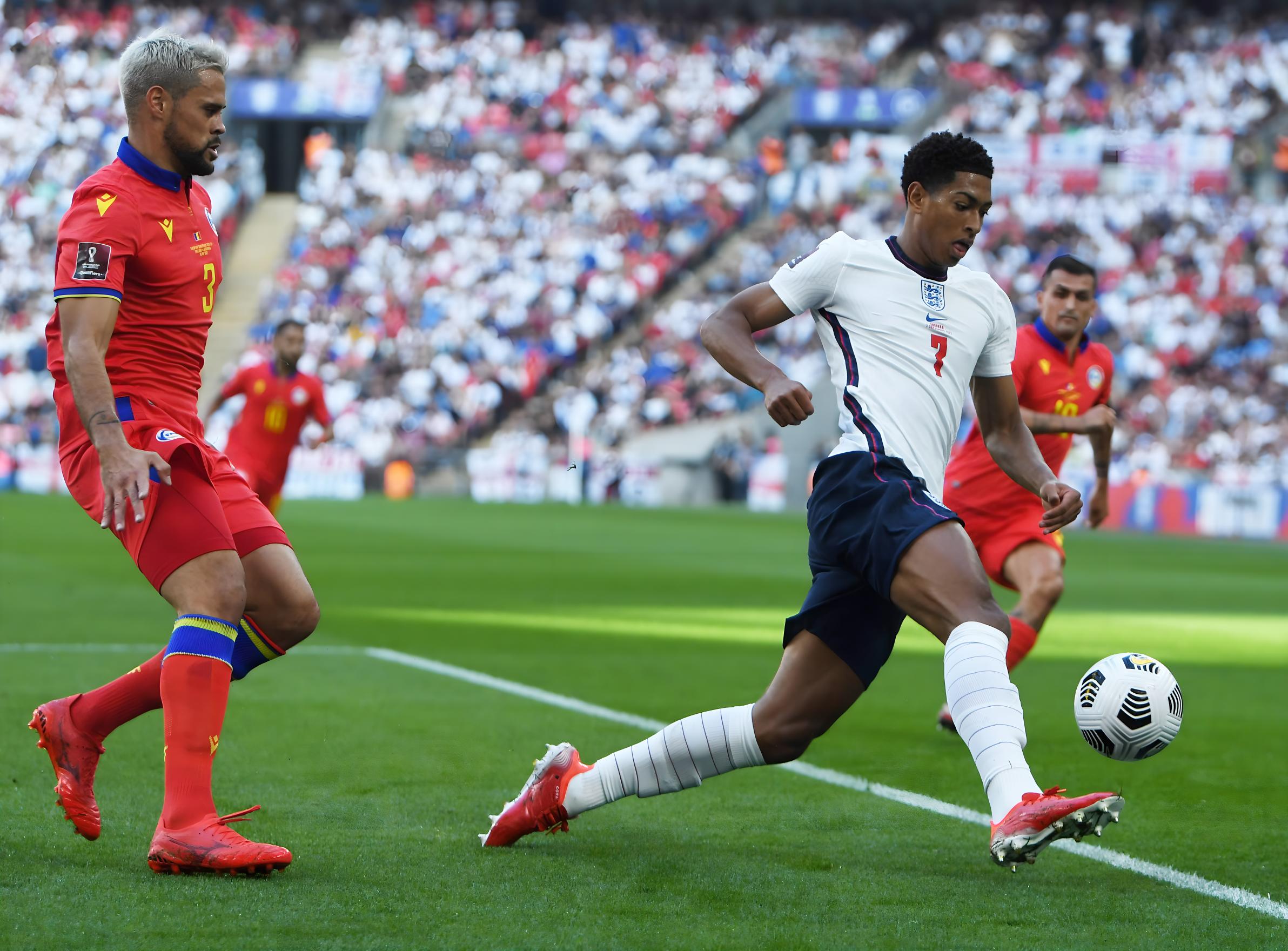 每体：巴萨准备和贝尔纳尔续约至2029年，以表达对他的信心